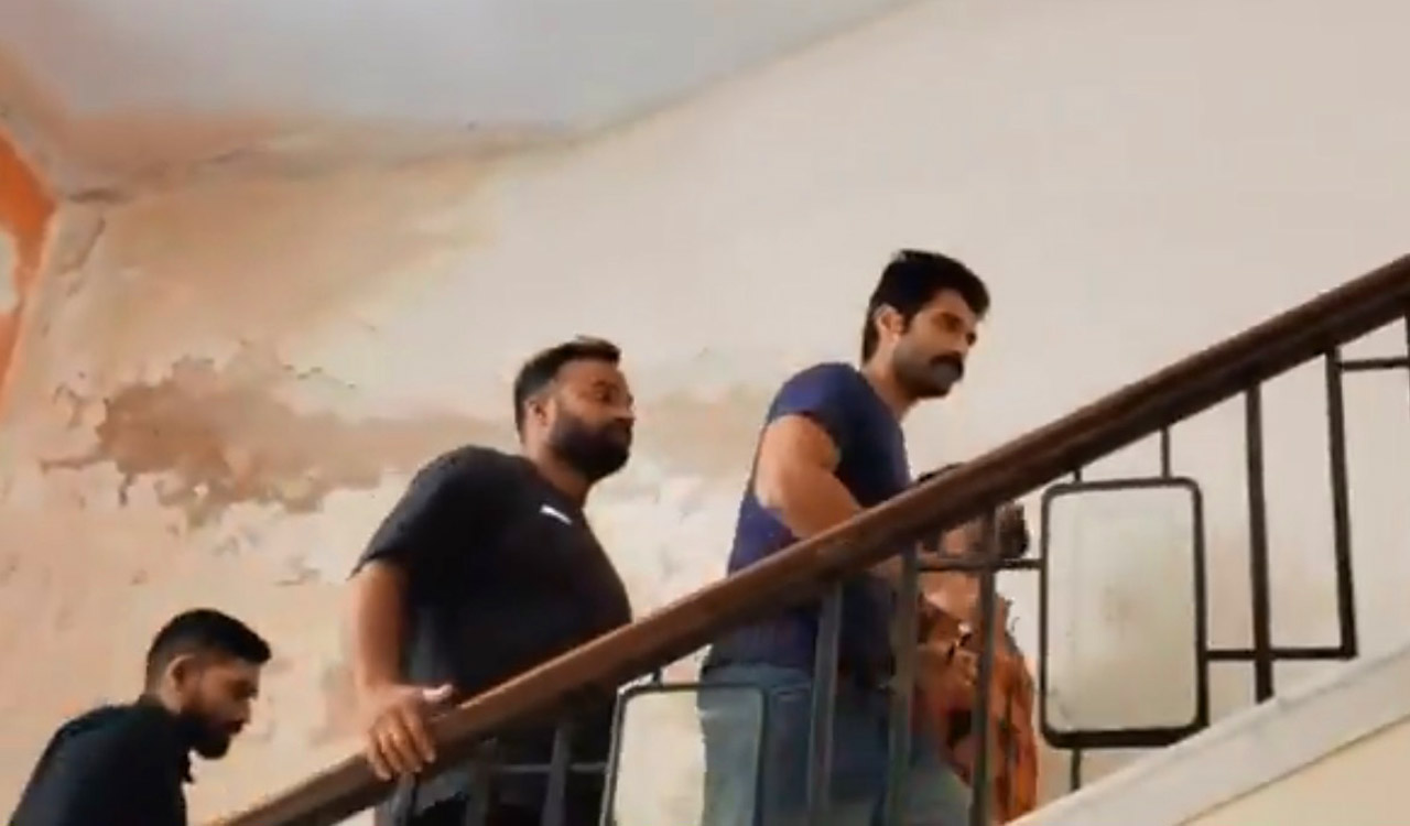 Hyderabad: Vijay Deverakonda appears before ED in betting app case