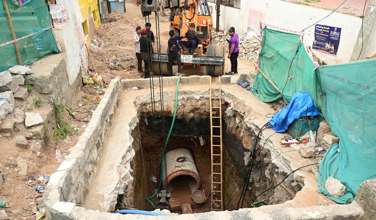 Hydraa Commissioner reviews nala diversion, lake development, flood prevention works across Hyderabad