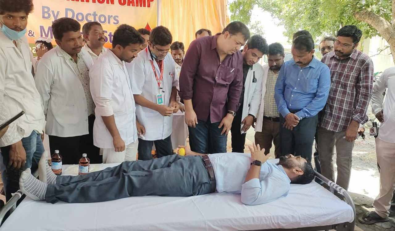 Telangana: Kothagudem Collector inaugurates Blood Storage Centre at Manuguru, donates blood