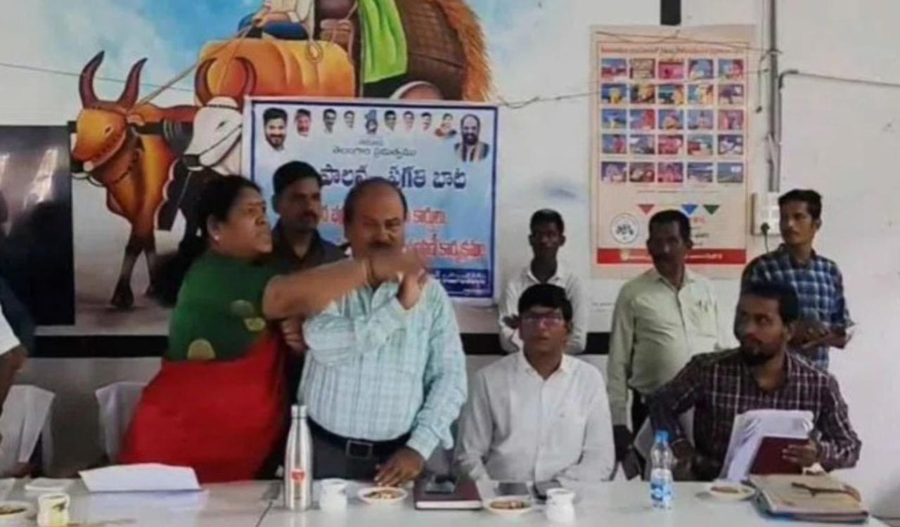 Tension at ration card event as Kova Lakshmi protests against Congress leader’s remarks on KCR