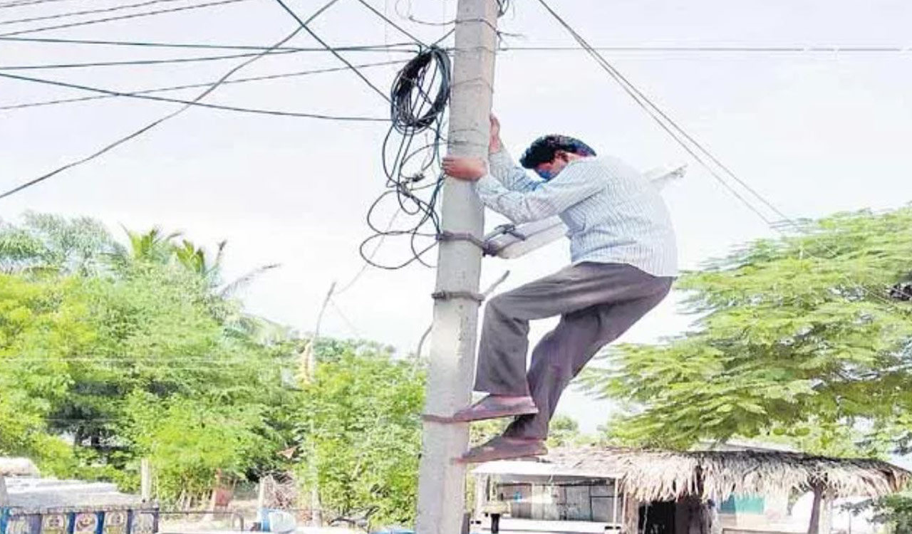 NPDCL AE, lineman suspended for taking bribe from farmers in Khammam