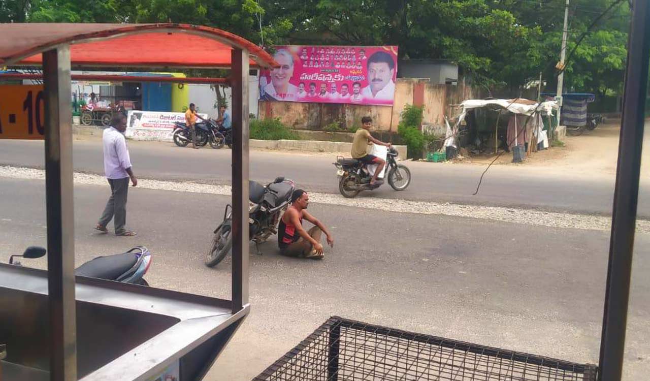 Man threatens self-immolation over Indiramma house denial in Siddipet