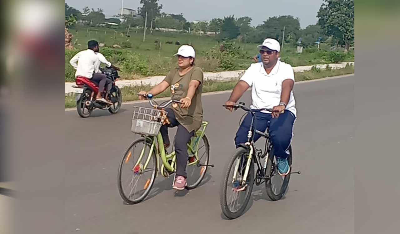 Telangana: Collector cycles 20 km to inspect Ramayampet hospital, promotes fitness