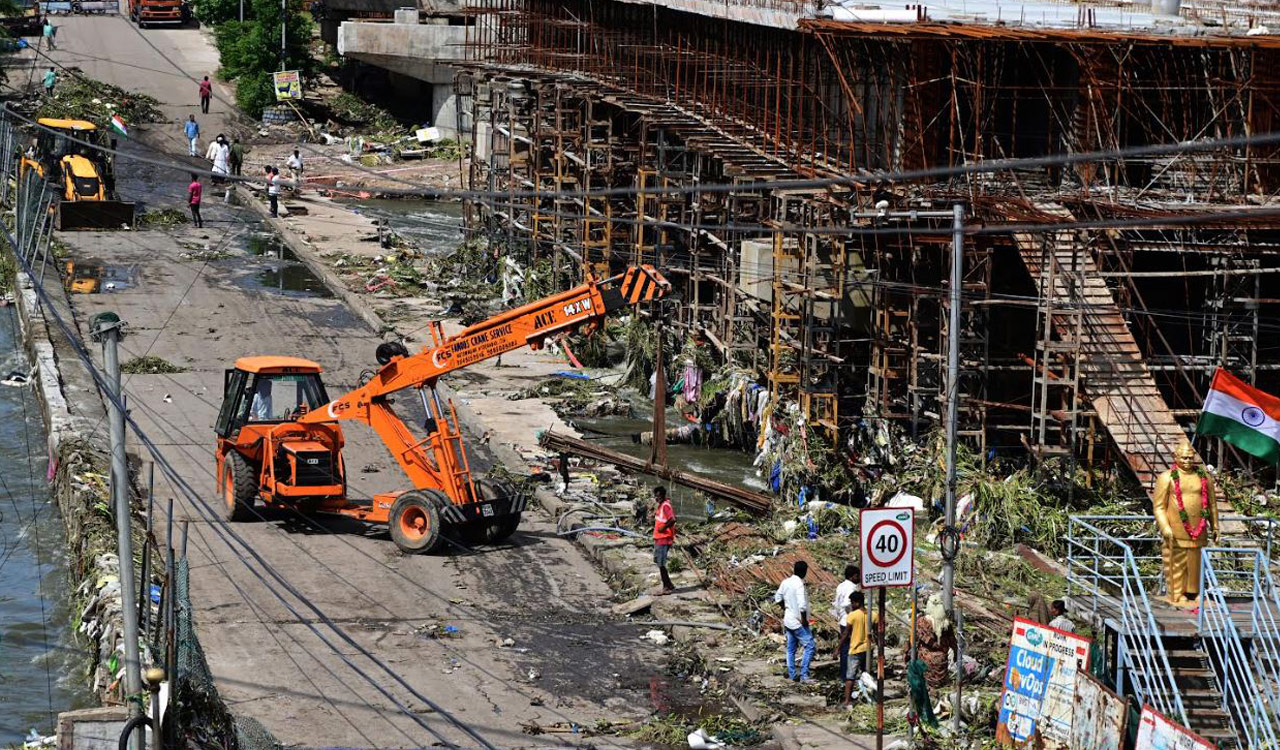 HYDRAA clears garbage blocking flood water beneath Moosarambagh bridge