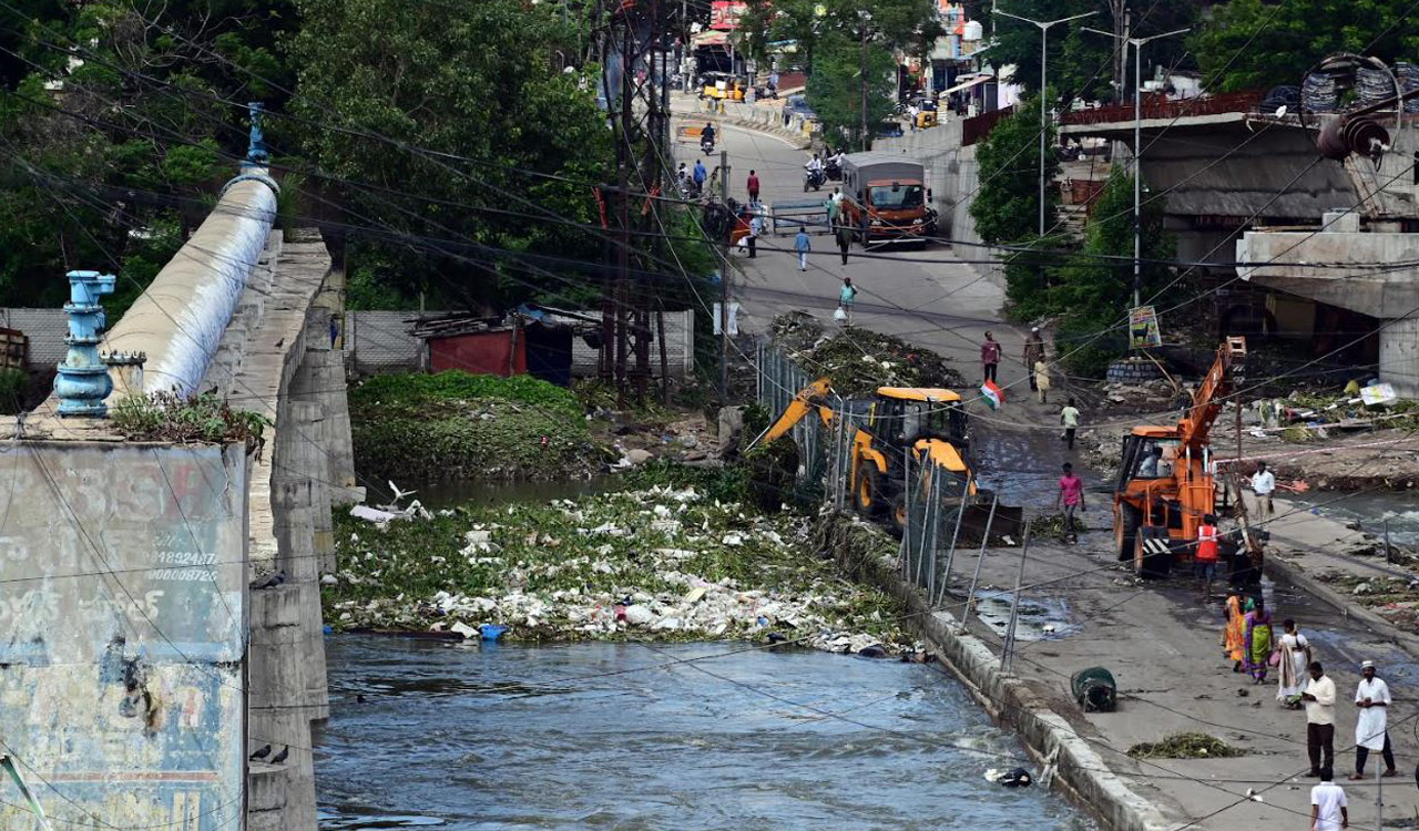 HYDRAA clears garbage blocking flood water beneath Moosarambagh bridge