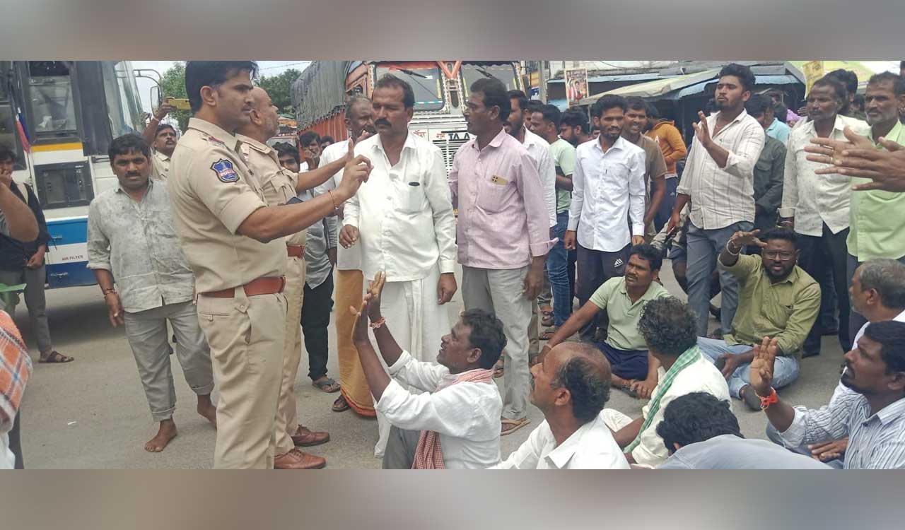 Farmers stage rasta roko in Narsapur over urea shortage