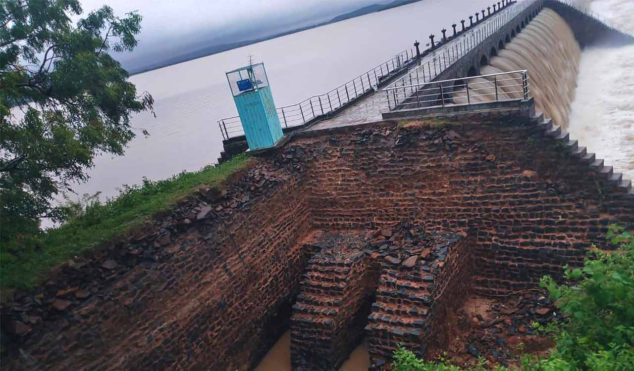 Pocharam dam withstands worst flood in 100 years