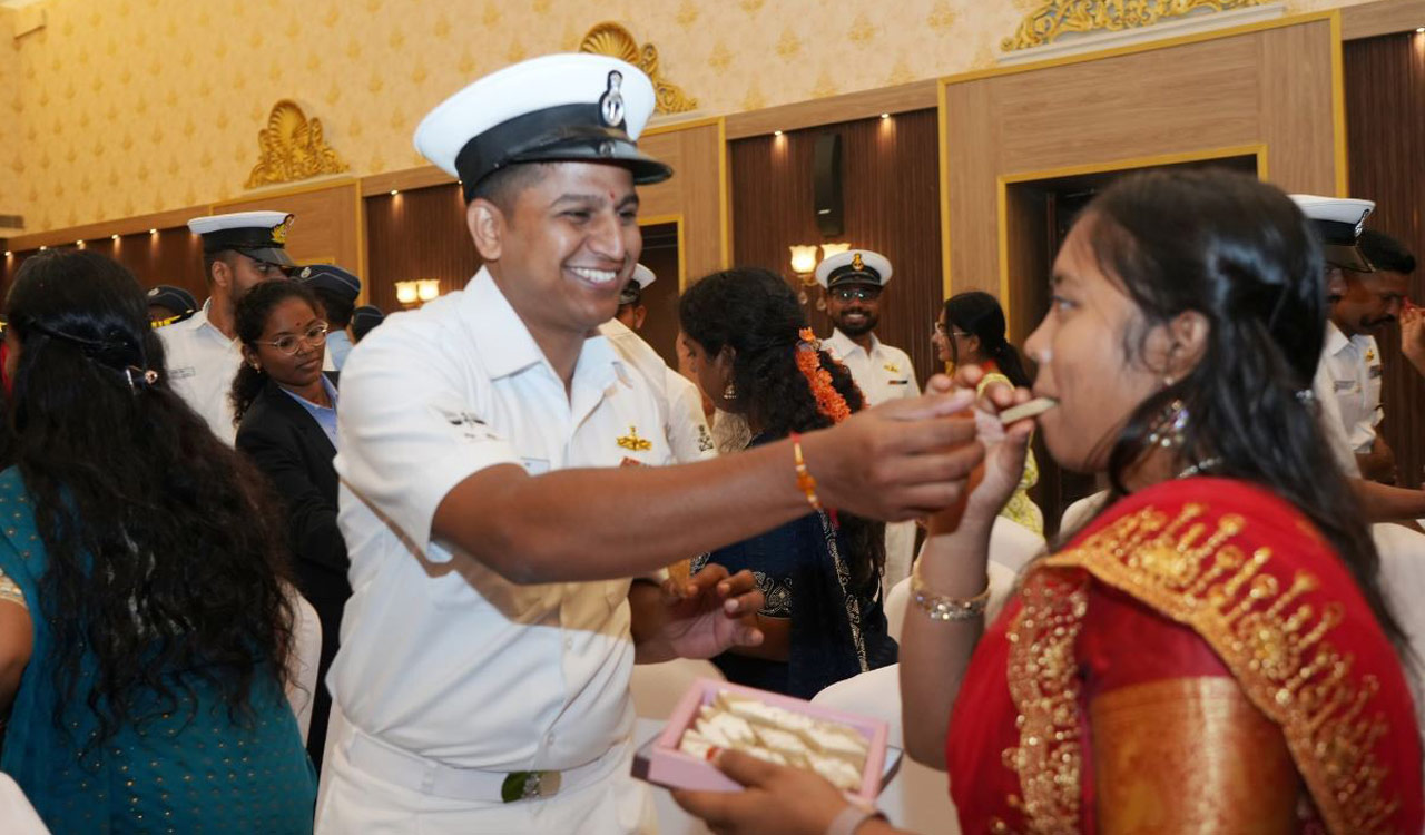 Sisters tie sacred threads as Telangana marks Raksha Bandhan with joy and tradition