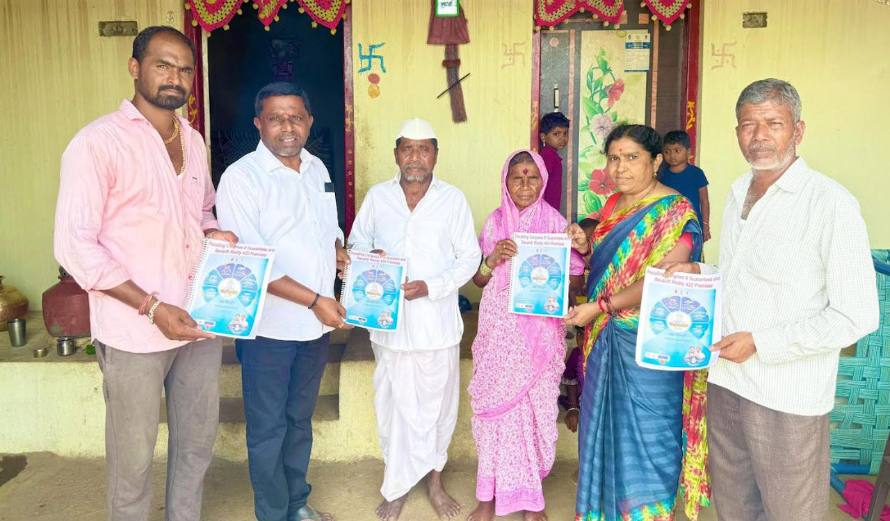 Adilabad: Sarpanch distributes booklets listing Congress’ unfulfilled promises in Mukhra village