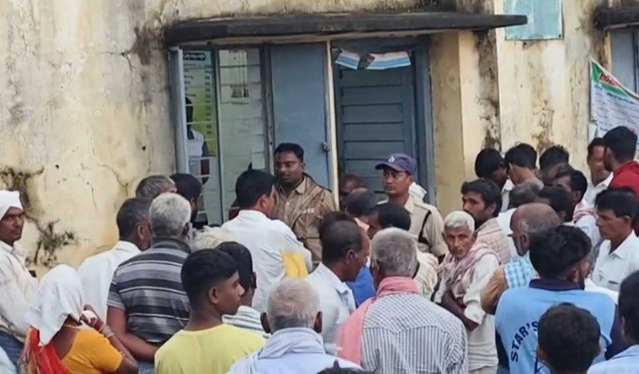 Telangana: Farmers stand in rain for urea in Sircilla