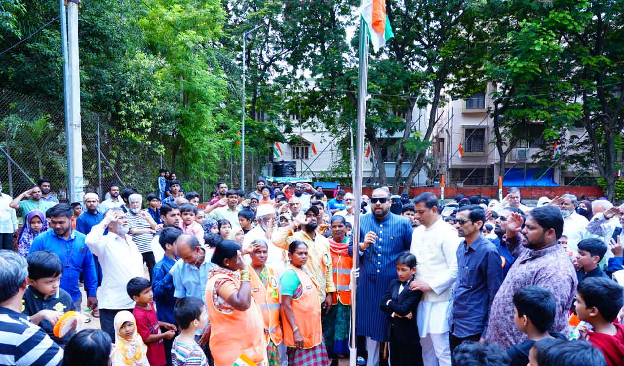 Hyderabad: Surya Nagar Colony residents invite sanitation workers to hoist flag on Independence Day