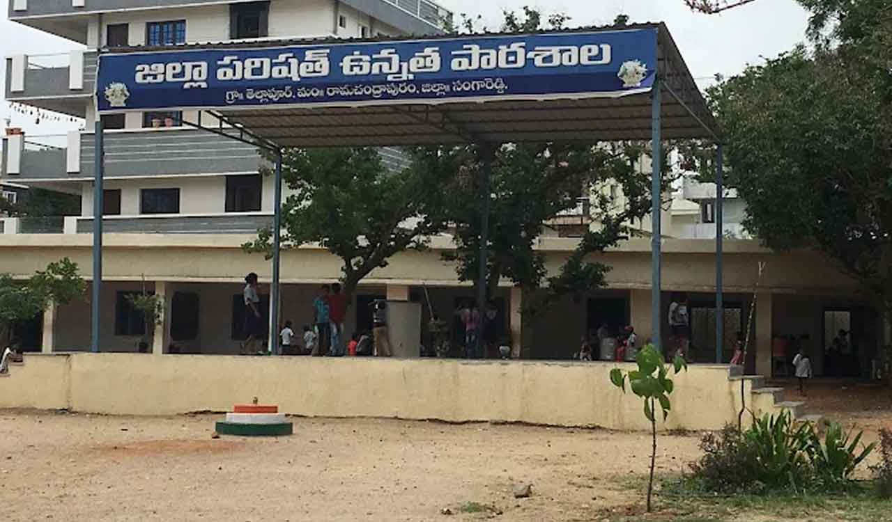 Telangana: BRS leaders extend support to Tellapur ZP High School
