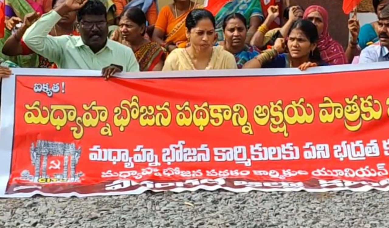 Tension at Forest Minister Konda Surekha’s residence as midday meal workers protest