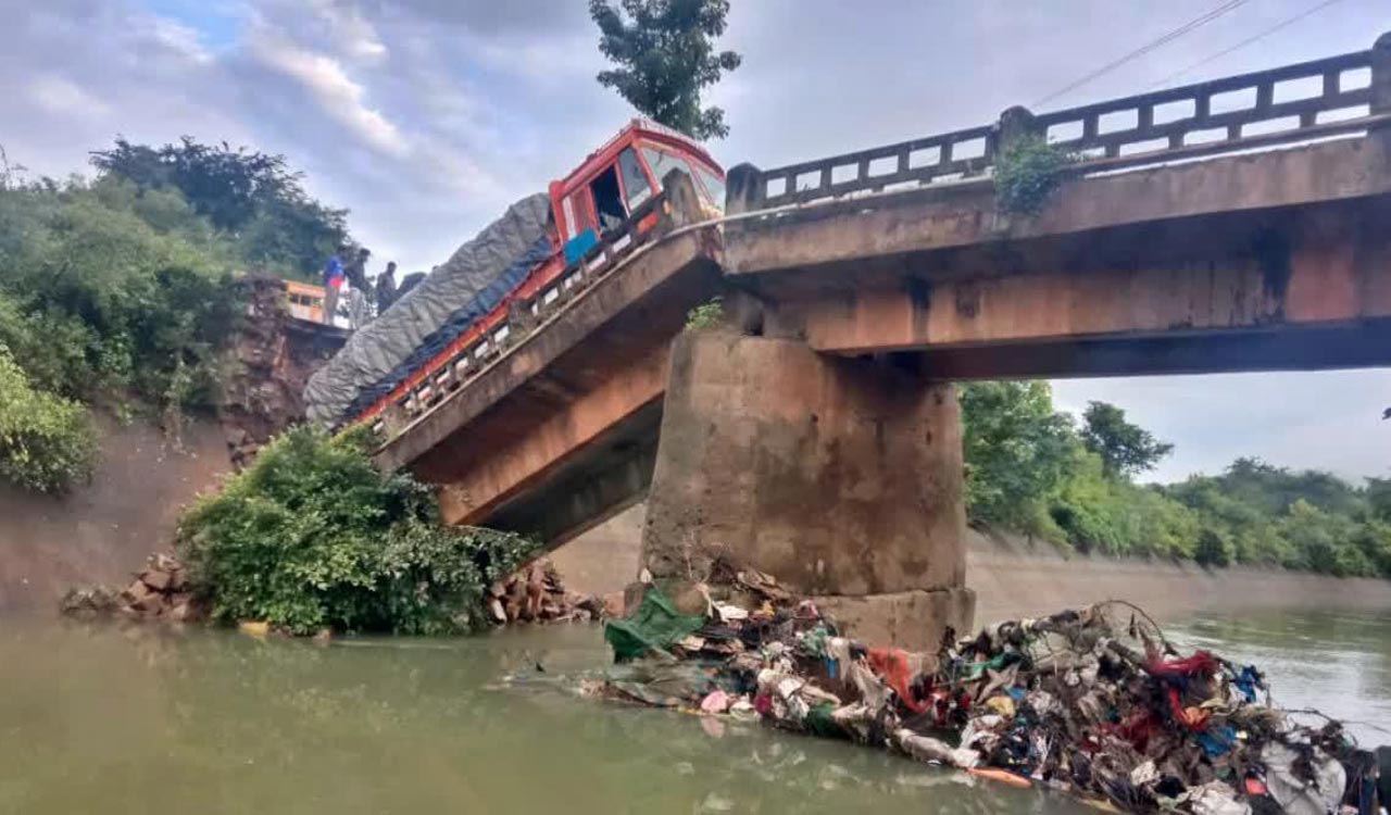 Bridge collapse in Mysuru: rice-laden truck plunges into canal near Saragur