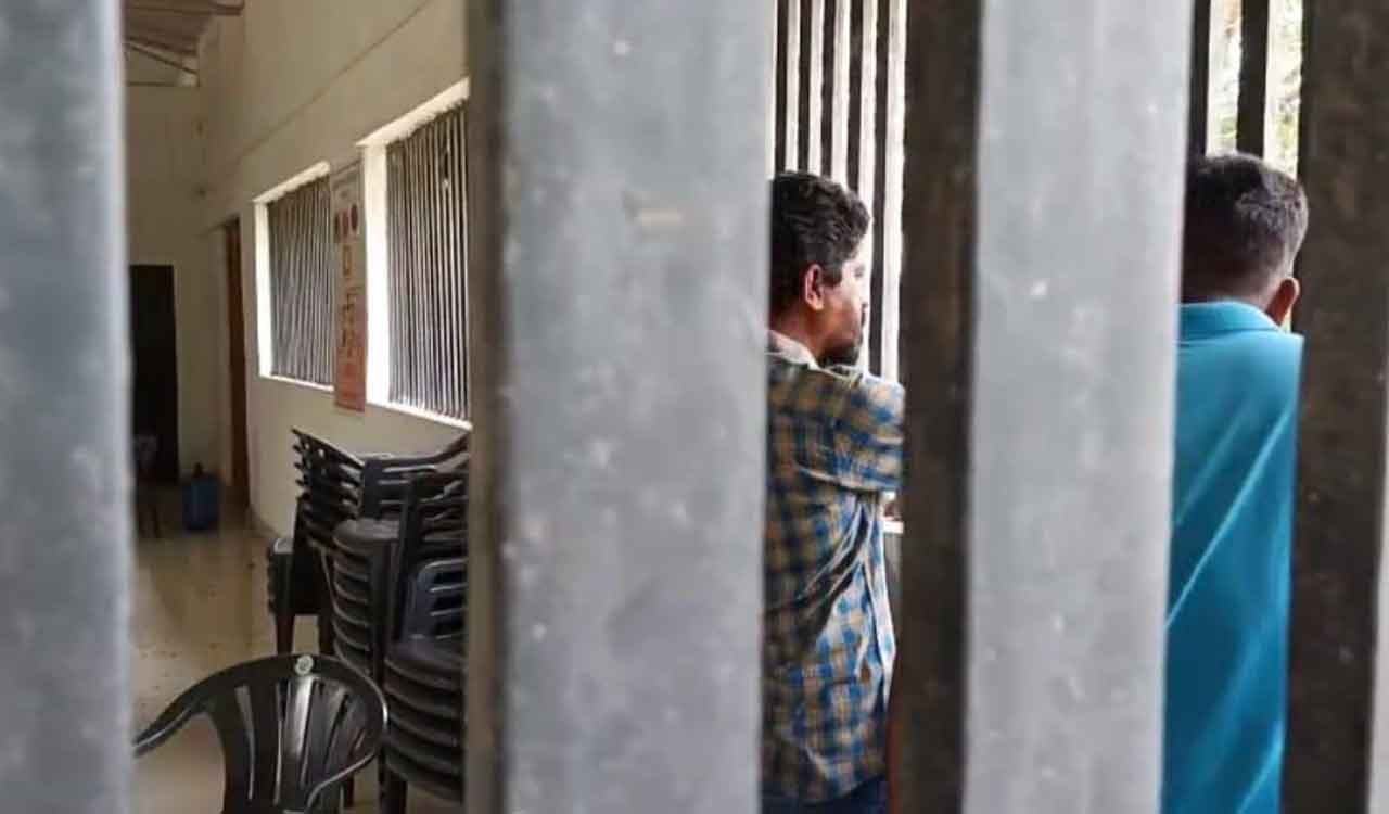 Farmers lock officials inside Rythu Vedika over urea shortage in Telangana’s Siddipet