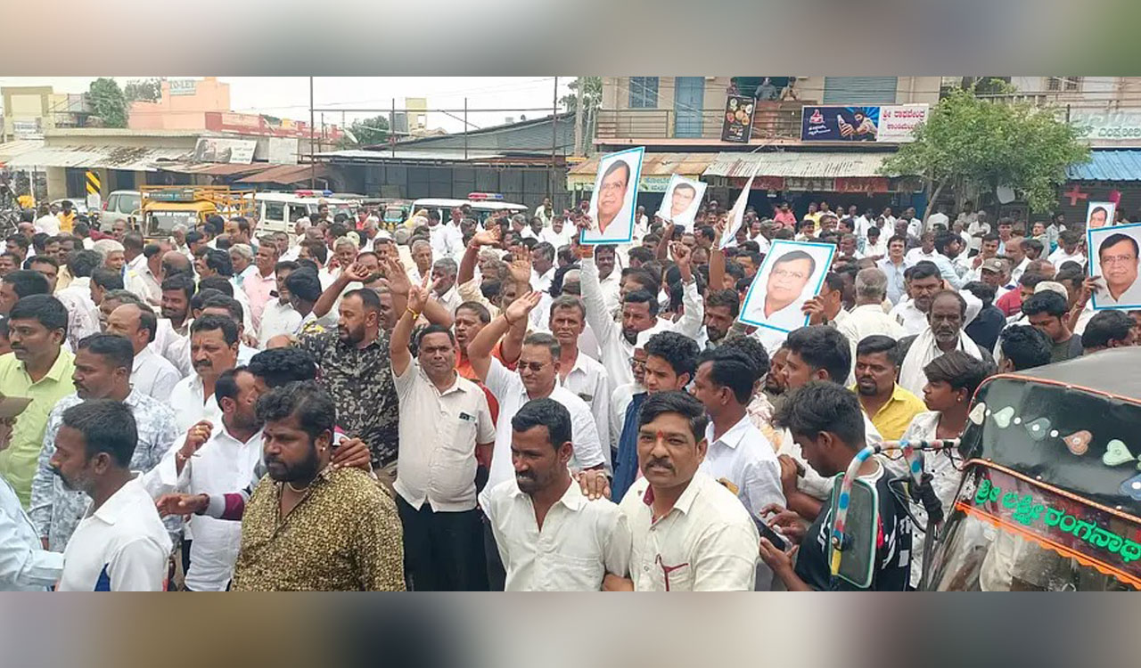 Massive protest by KN Rajanna supporters against ministerial removal