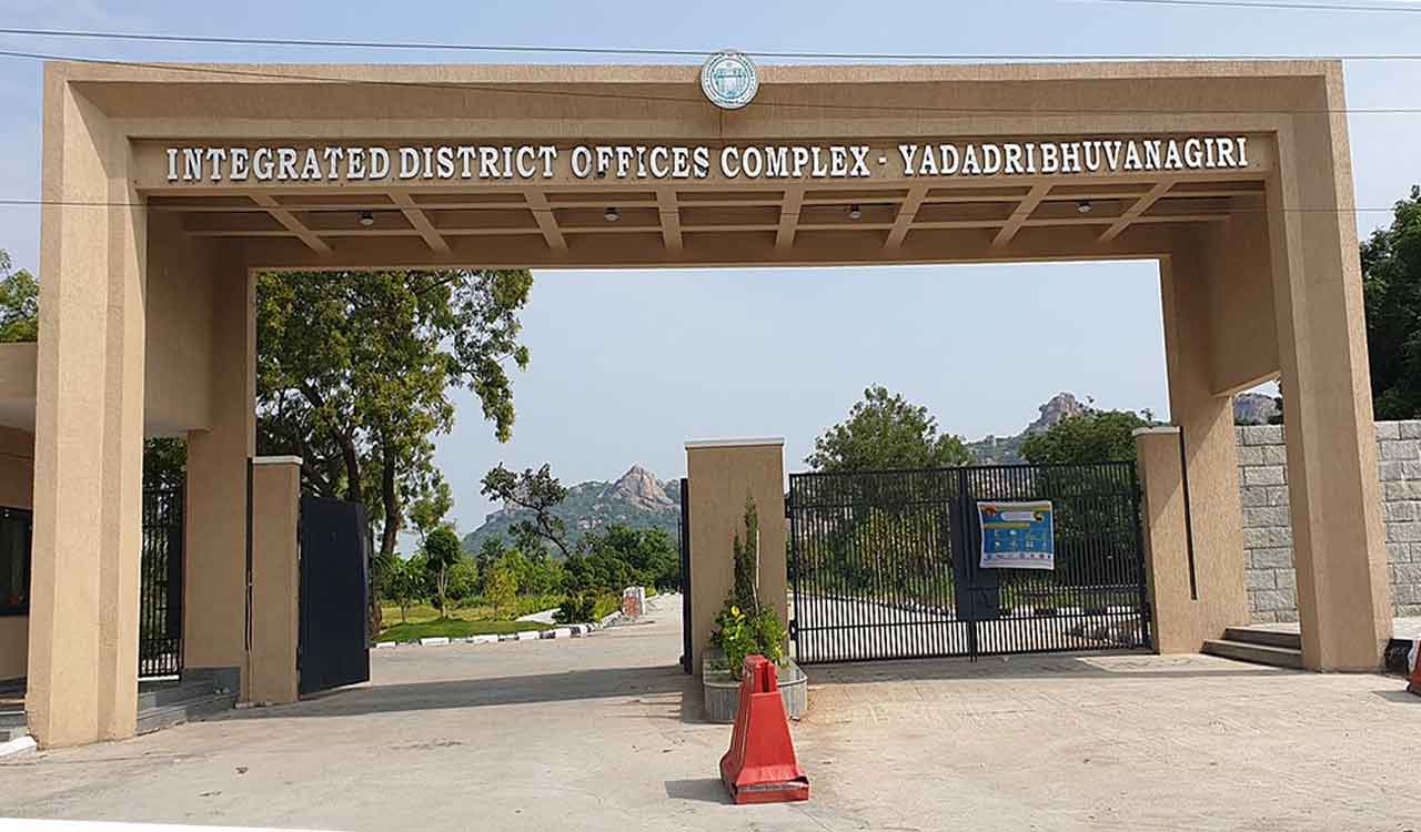 Telangana: Contractor stages protest at Bhongir Collectorate for pending bills