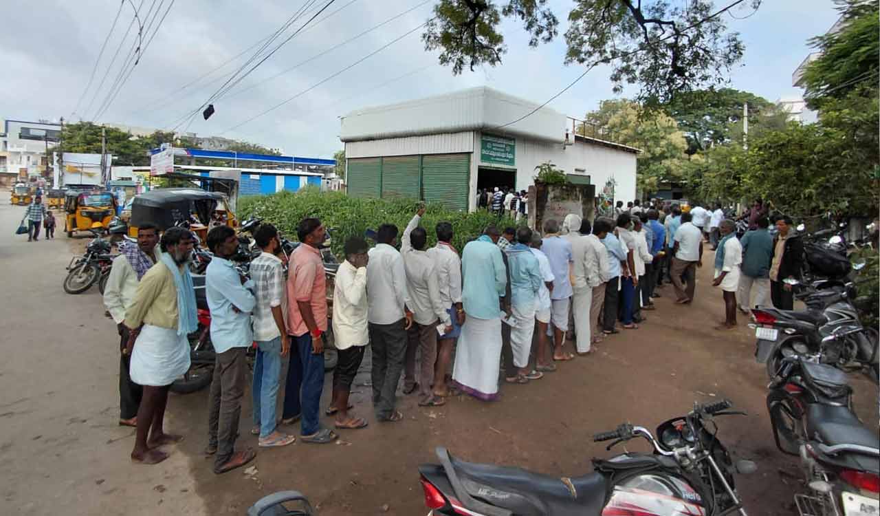 Farmers in CM’s home district too facing urea shortage