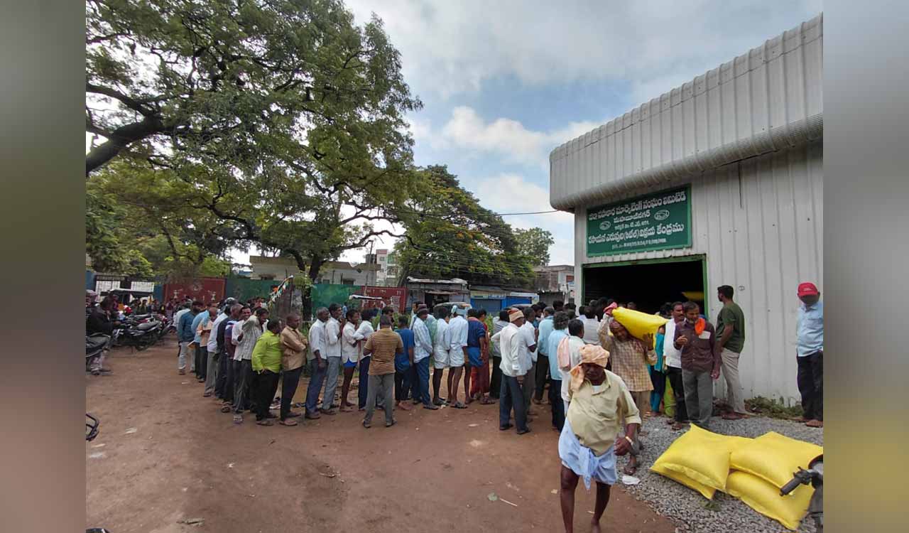 Farmers in CM’s home district too facing urea shortage