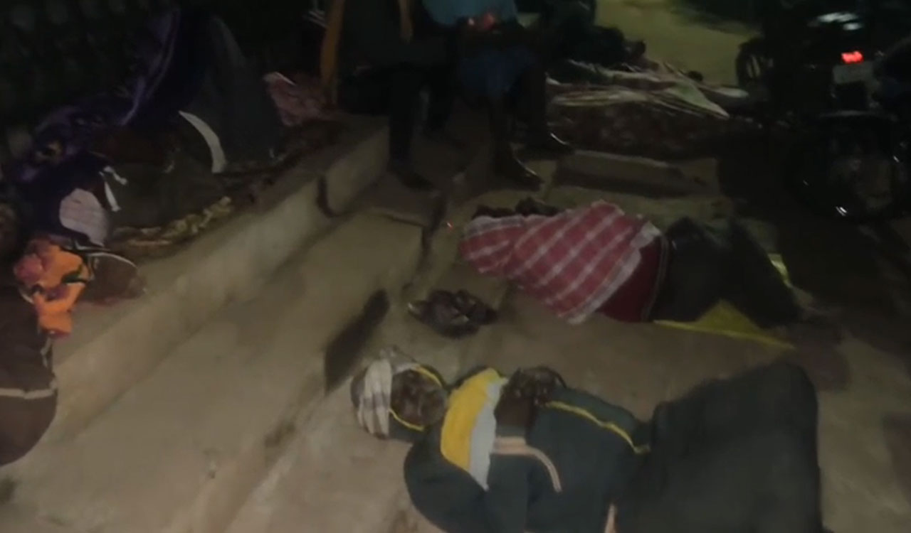 Watch: Farmers spend nights in queues for urea in Siddipet