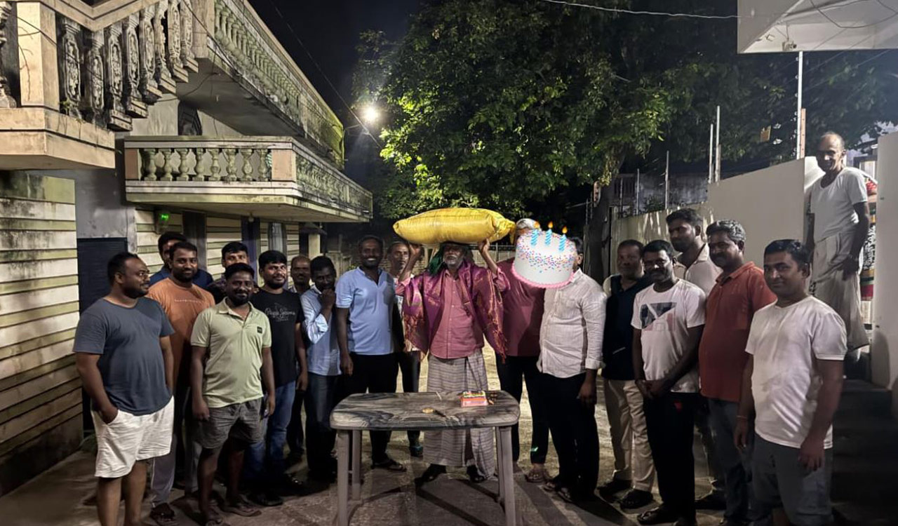 Farmers gift urea bag to fellow farmer on birthday to protest fertiliser shortage