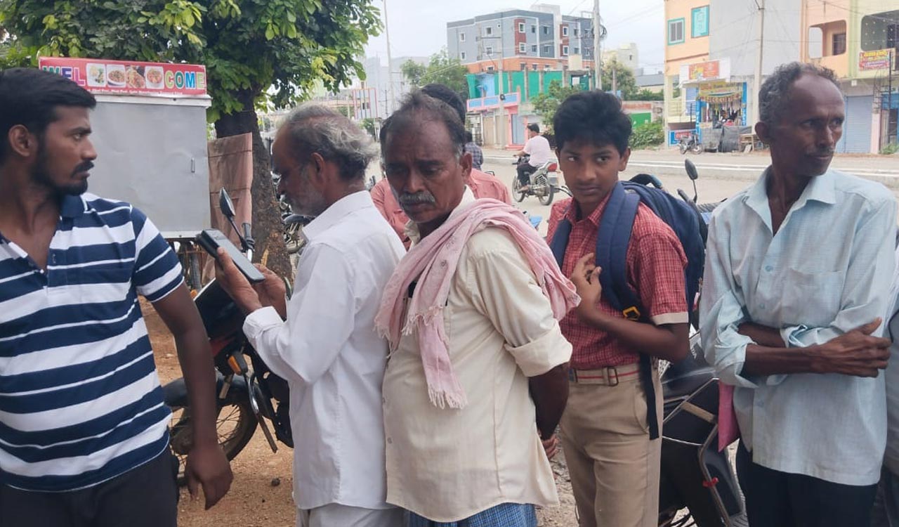 Telangana: Urea shortage forces school children into queues in Nalgonda and Suryapet