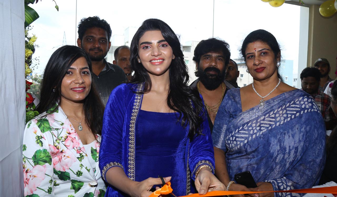 Hyderabad: Jabardasth Varsha inaugurates ‘Manea The Salon’ at Kondapur