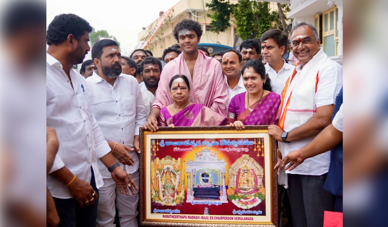 KCR’s wife Shobha, grandson Himanshu perform pujas at Vemulawada temple