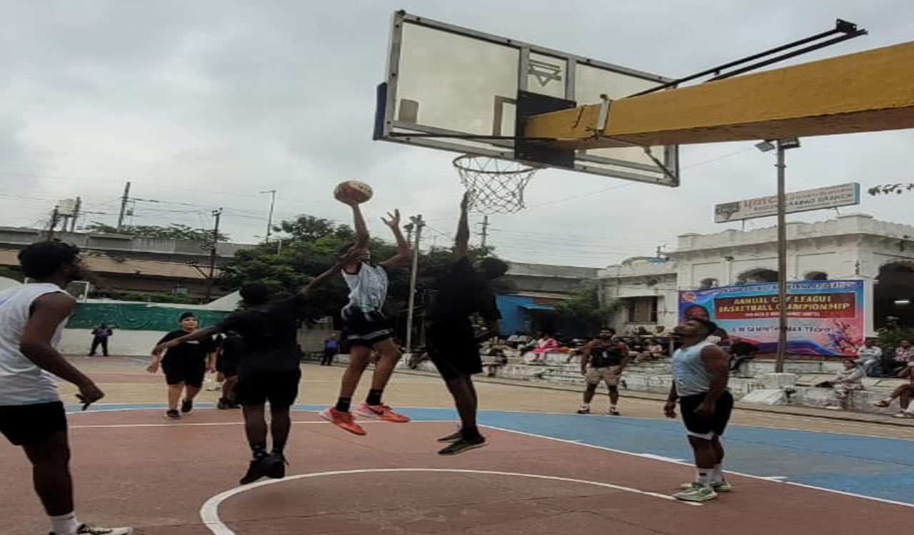 St. Francis clinches dominant win in basketball league