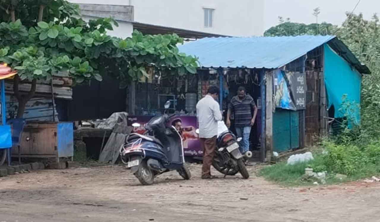 Telangana: Illegal liquor sales continue in Bhadrachalam belt shops on Independence Day