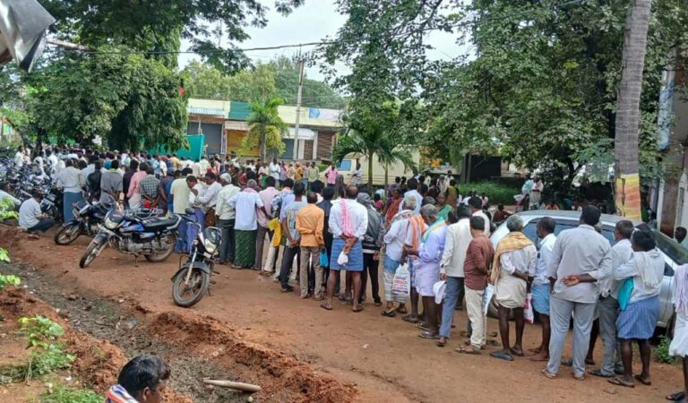 Farmers queue up for urea amid heavy rains in Gadwal