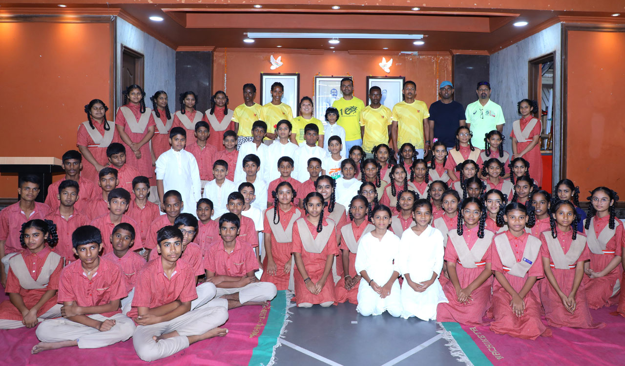 Ethiopian runners inspire children at Nachiketa Tapovan