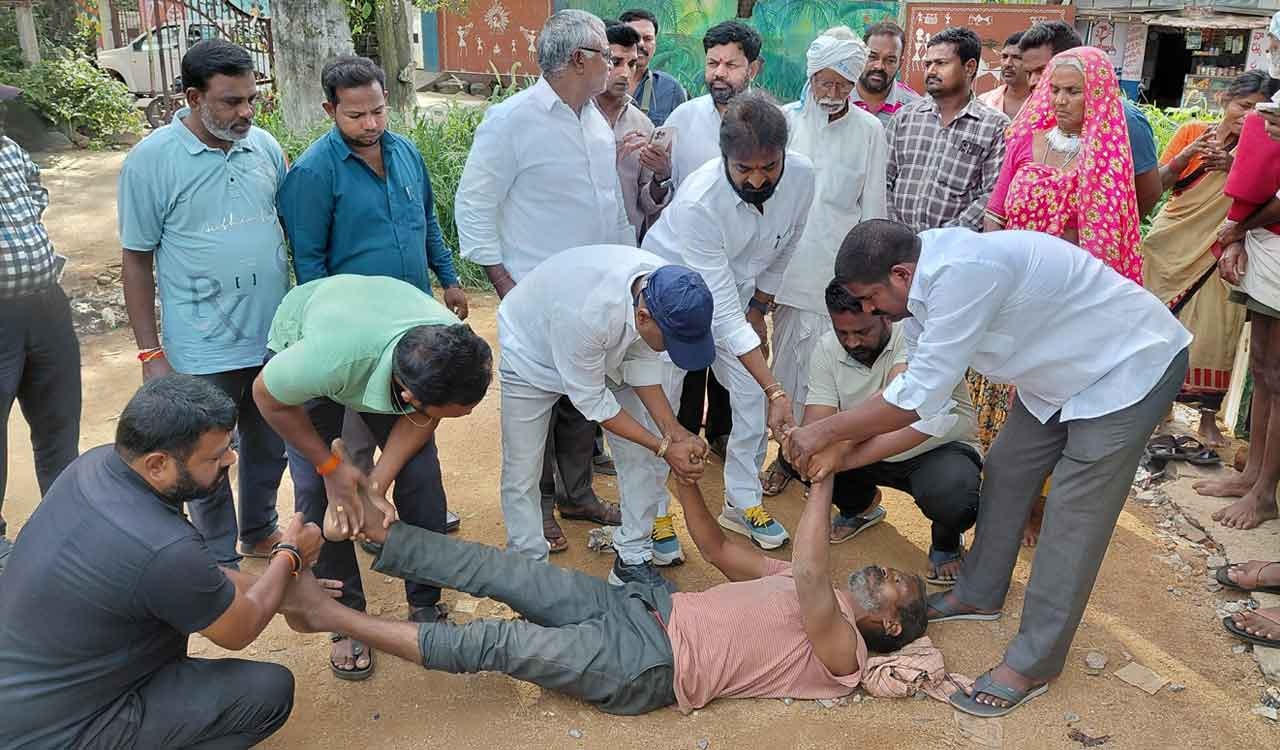 Farmer collapses while waiting for urea in Mahabubnagar