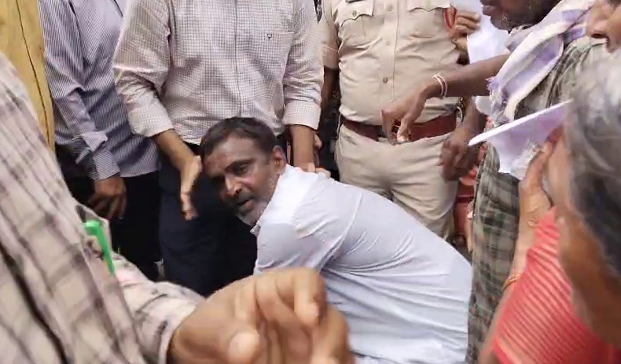 Urea shortage: Farmers argue with MLA Kanakaiah, fall at feet of Collector, stage protests