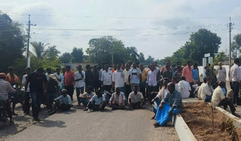 Farmers stage rasta roko in Karimnagar over urea shortage