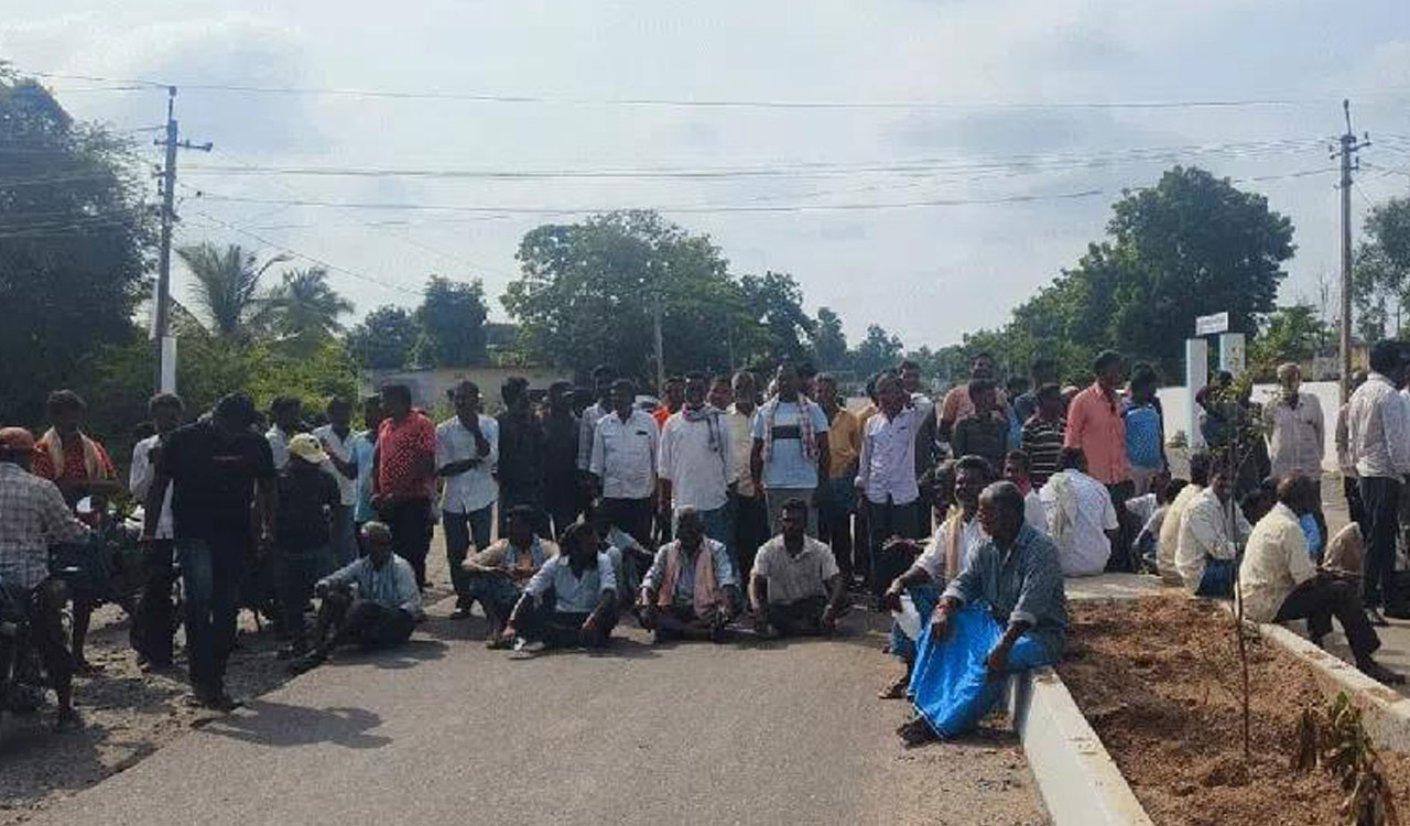 Farmers stage rasta roko in Karimnagar over urea shortage