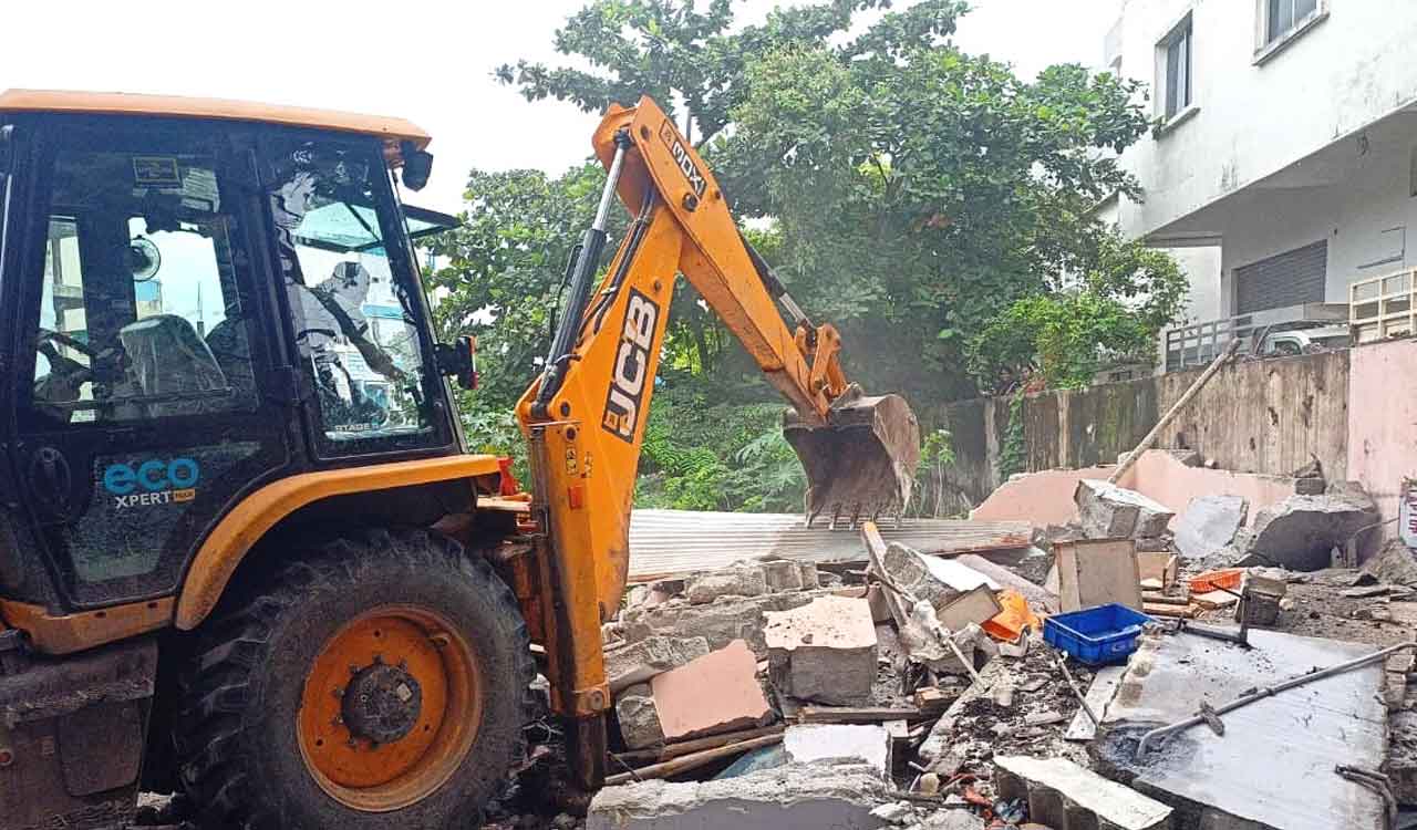 Hydraa resumes demolition drive, clears nala encroachments in Kukatpally