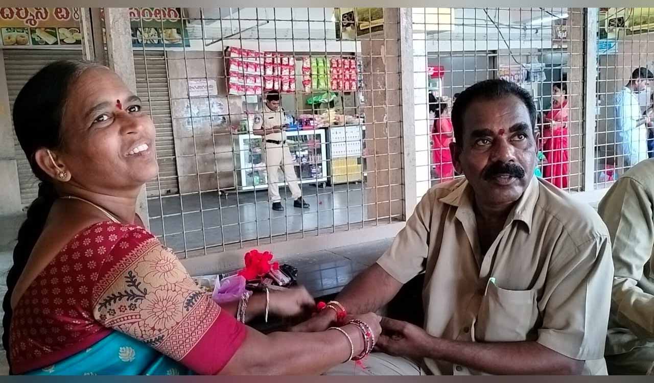 Telangana: Sister ties rakhi to RTC driver brother at Ramayampet bus station