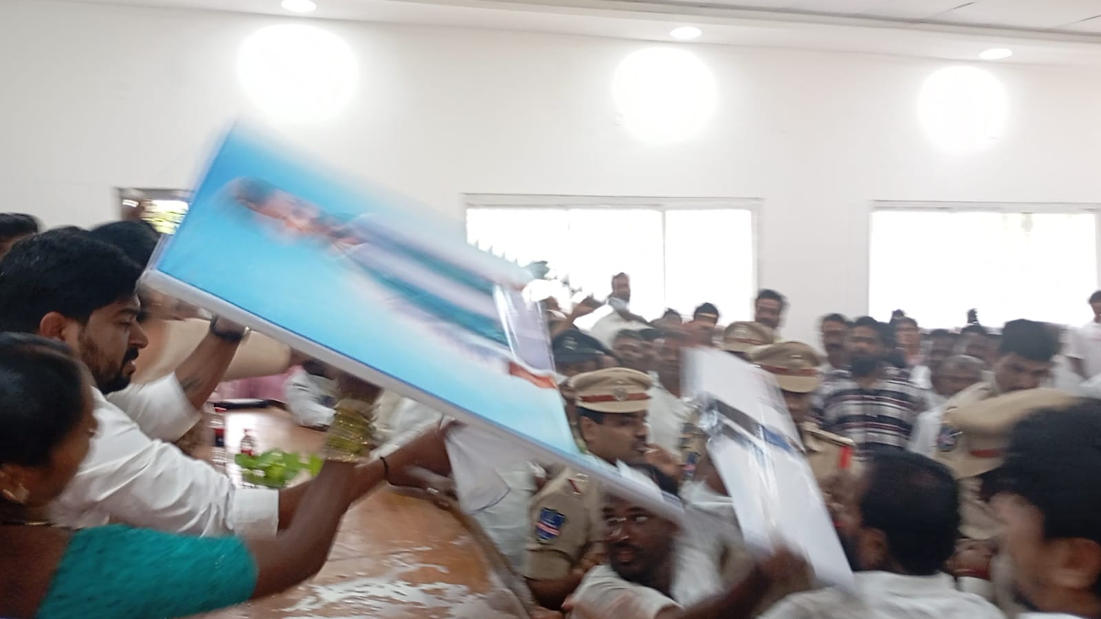 BRS, Congress face-off at cheque distribution event turns chaotic in Sangareddy