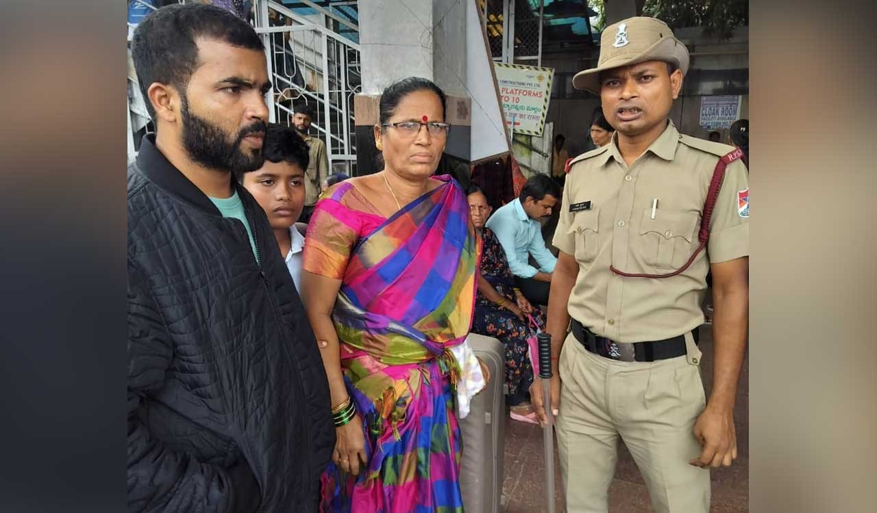 Timely act by RPF constable prevents tragedy on moving train