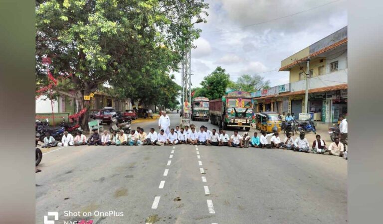 Farmers block Rajiv Rahadhari near Gajwel over urea shortage STATE BUREAU Siddipet: Braving the rain, farmers led by BRS leaders staged a massive rasta roko on Rajiv Rahadhari at Rimmanaguda near Gajwel on Saturday, protesting against the government’s apathy in ensuring urea supply. The protest was spearheaded by BRS constituency in-charge Vanteru Prathapa Reddy. Traffic came to a standstill on both sides of the highway for several hours as farmers raised slogans against the Congress government, accusing it of ignoring their plight. The protesters demanded restoration of the Gajwel rake point to enable fertiliser transportation by train from different parts of the country, thereby addressing the shortage in Telangana. It took officials a couple of hours to clear the blockade and restore traffic on the busy route.