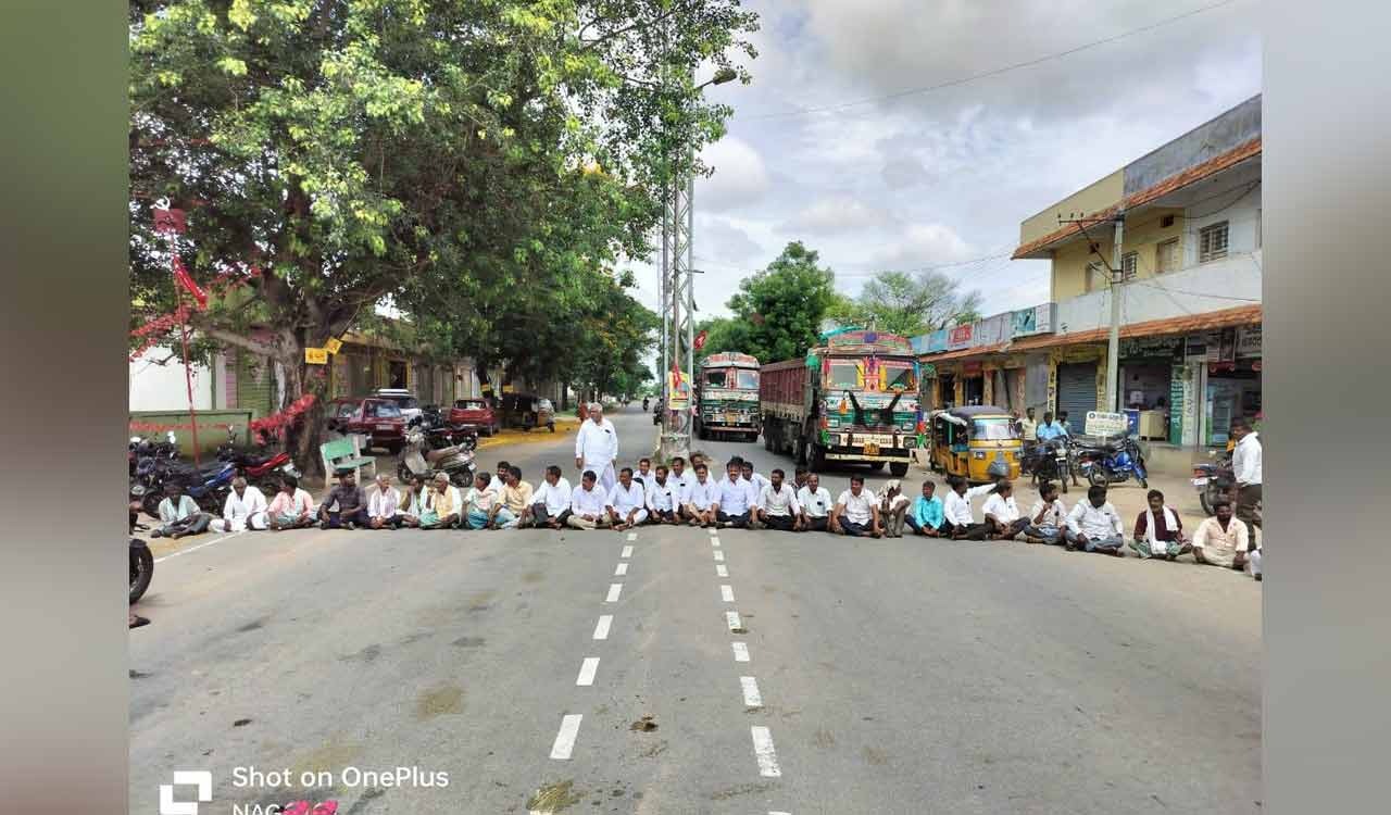Farmers block Rajiv Rahadhari near Gajwel over urea shortage