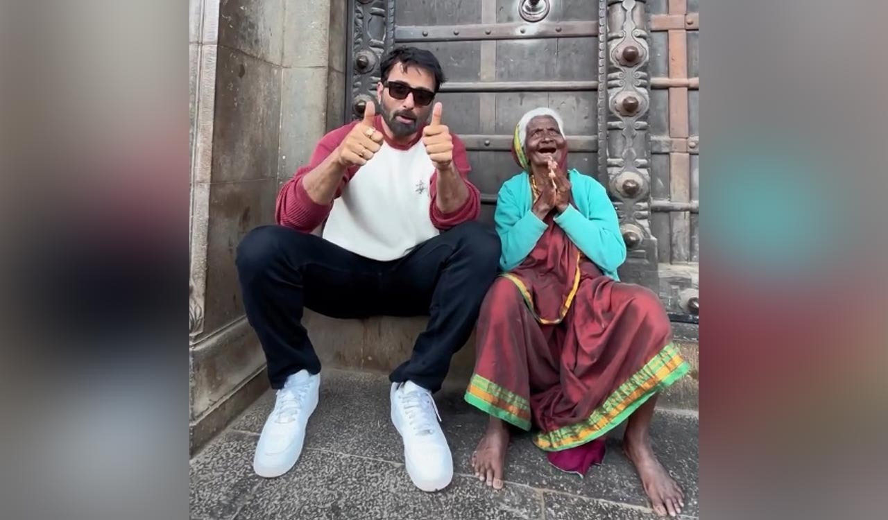 Sonu Sood jams with elderly Maharashtrian lady, brings her talent to light