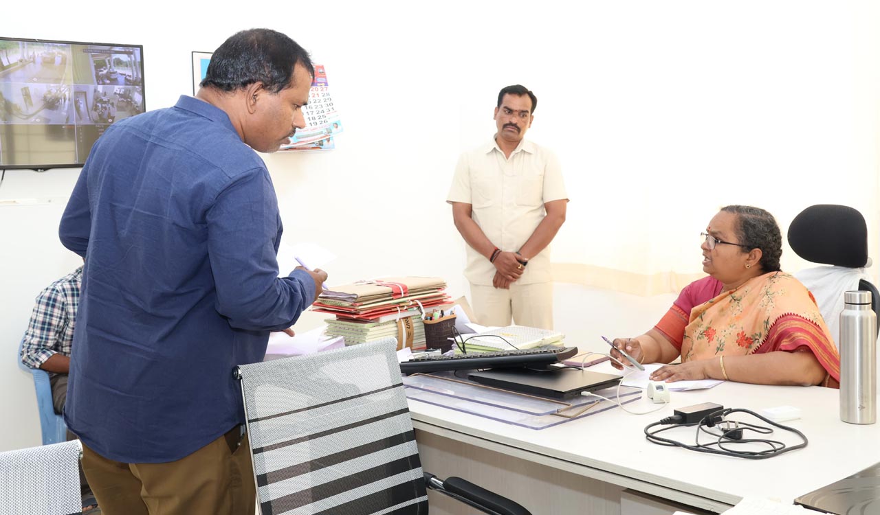 Cancel Indiramma houses if beneficiaries not willing to ground: Siddipet Collector