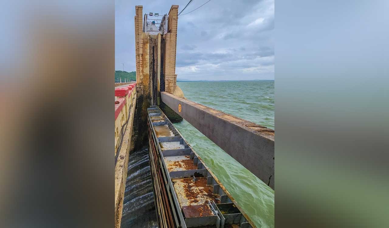 Defective Tungabhadra reservoir gates spark farmers’ outrage as huge volumes flow into Andhra Pradesh