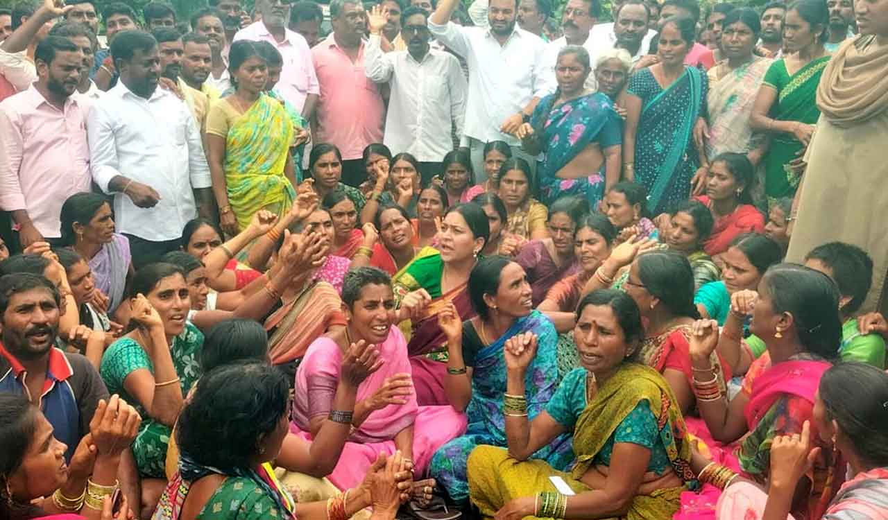 Telangana: Khammam police raid urea shops; farmers stage dharna in Mahabubabad
