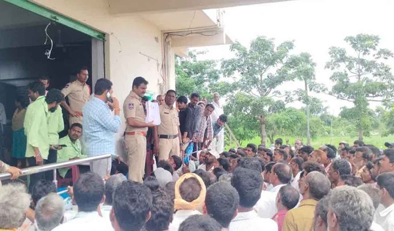 Telangana: Khammam police raid urea shops; farmers stage dharna in Mahabubabad