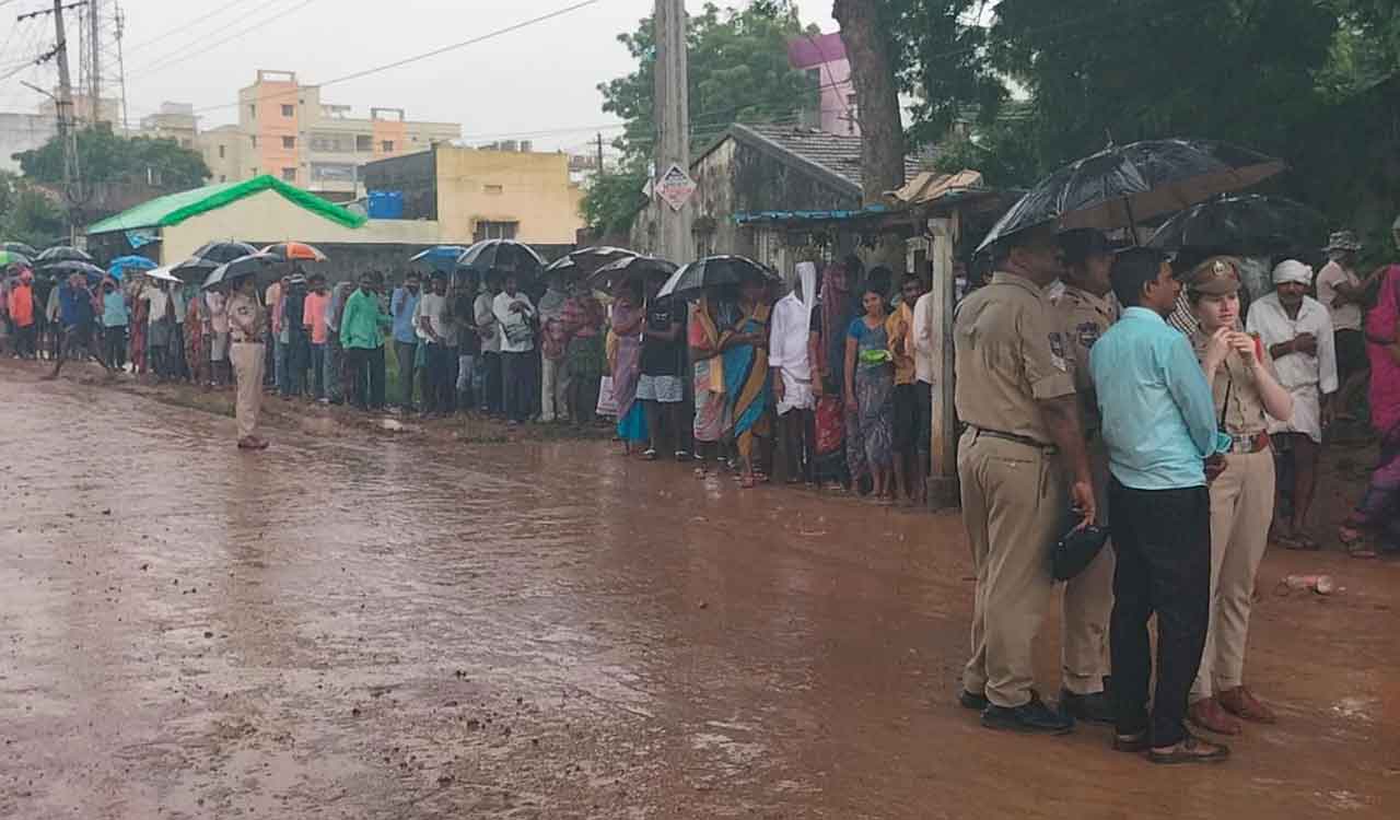 Telangana farmers face long queues amid urea shortage in Mahabubabad, Warangal
