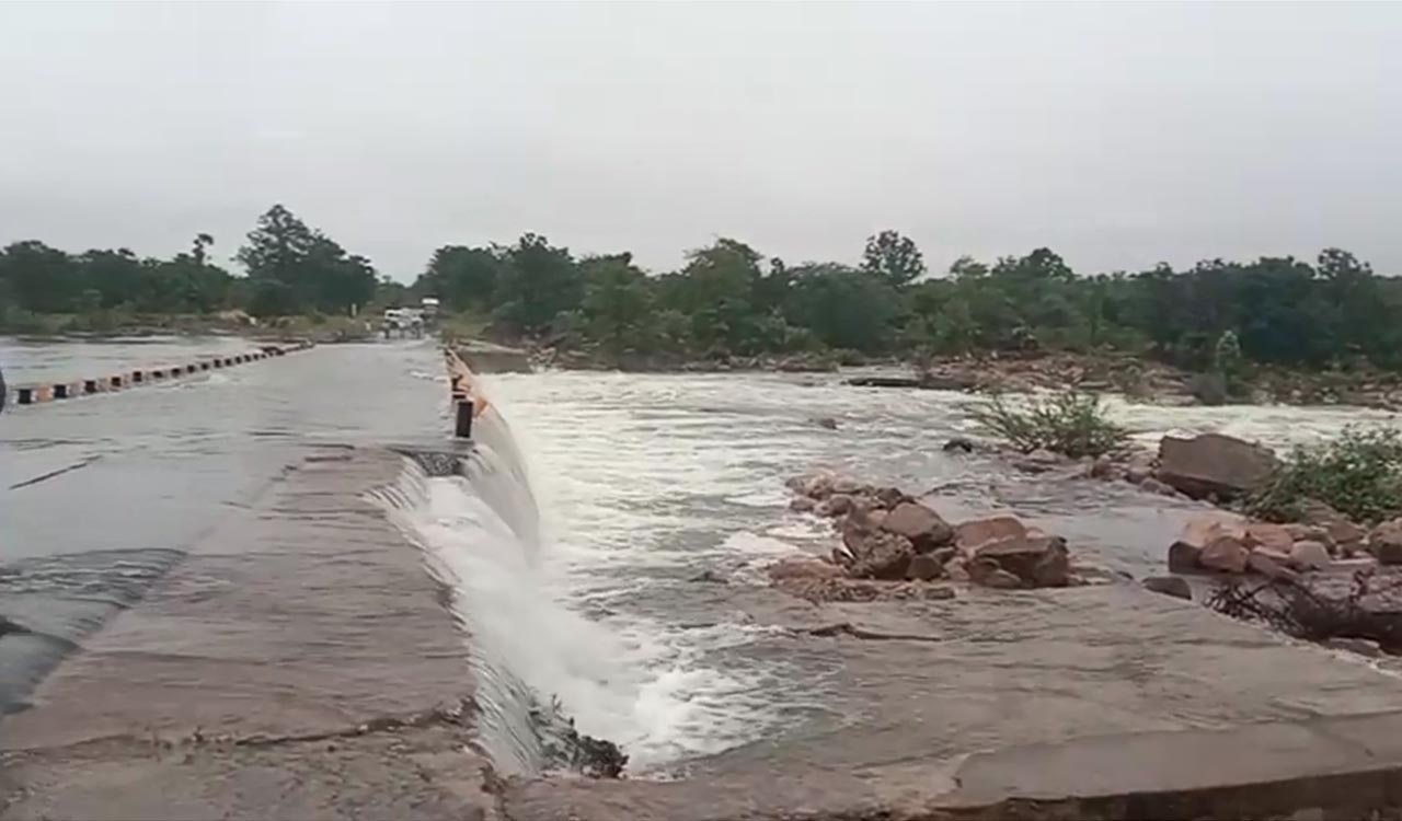 Watch: Earthquake amidst heavy rains shocks public in Vikarabad