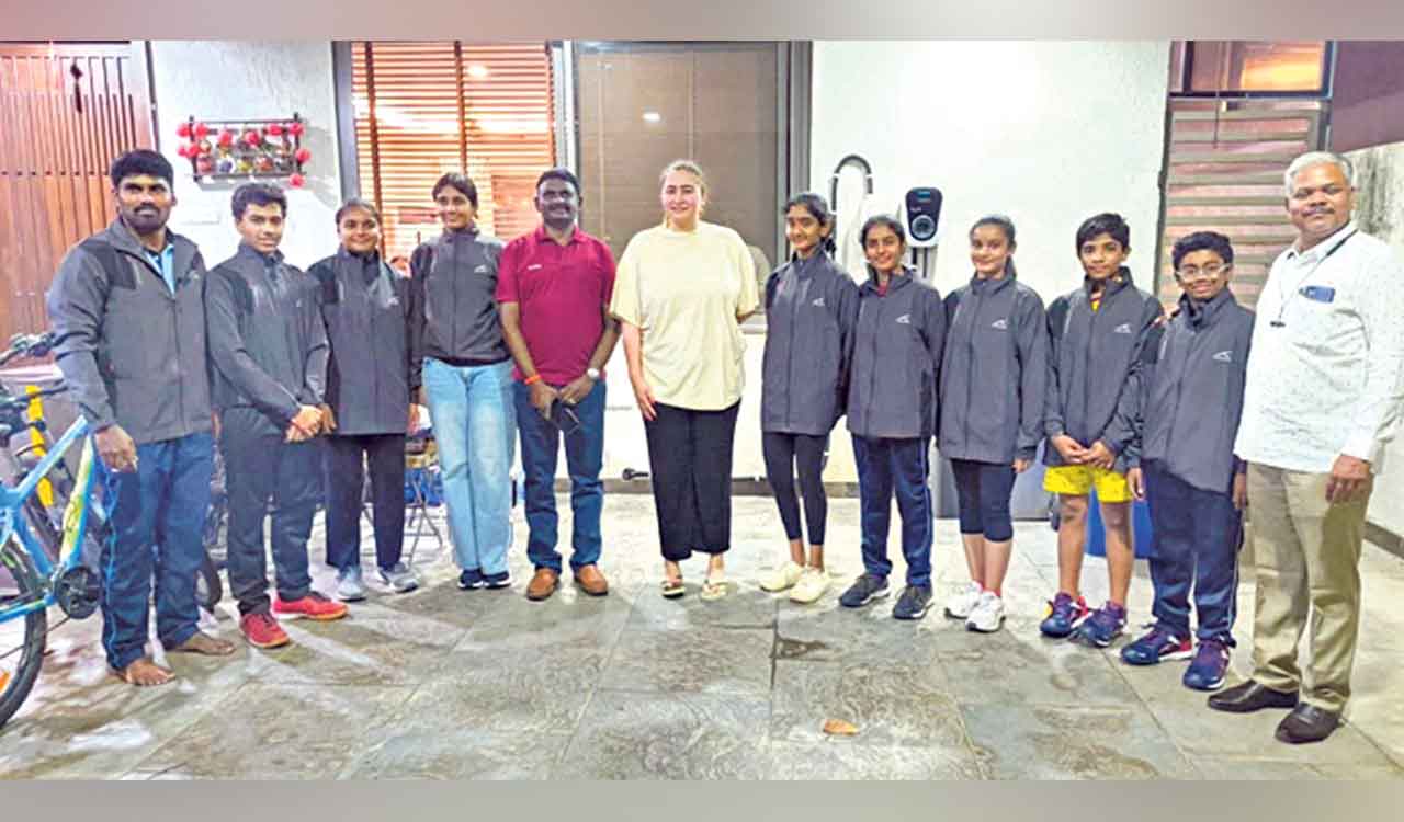 Doubles shuttler Jwala Gutta distributes kit to Telangana fencing squad members